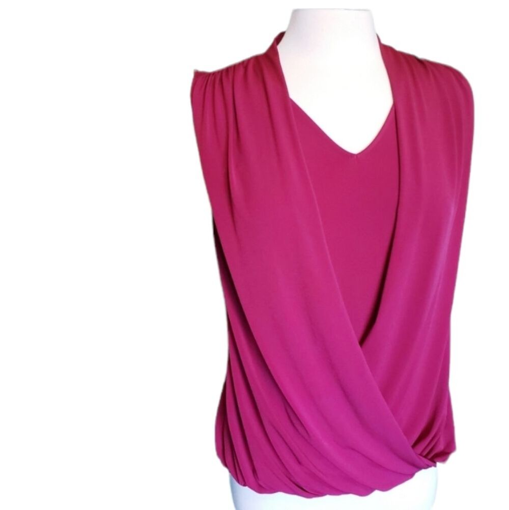 🍁TAHARI Red Sleeveless Blouse - S